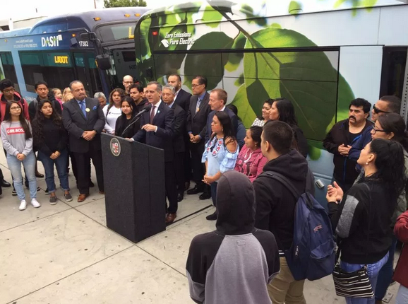 LA to Pilot Free Rides for Students on DASH Buses