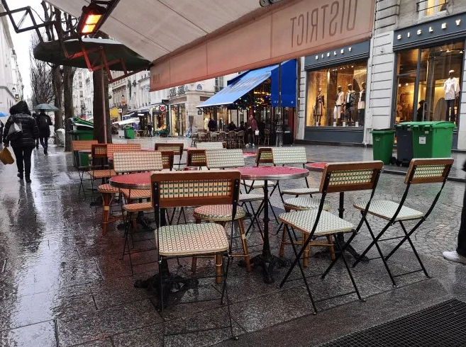 For Small Biz to Survive, Sidewalks Must Thrive