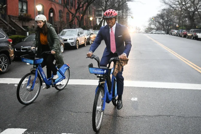 It’s Normal for the Mayor to Take the Subway or Ride a Bike