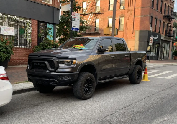 NY Considers Requiring Speed Governors on Huge SUVs