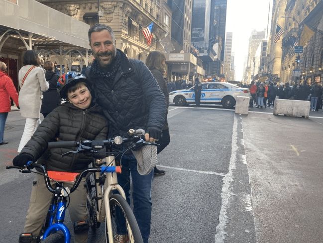 Take the Fifth: Pedestrians Revel on Car-Free Streets Near NY’s Xmas Tree